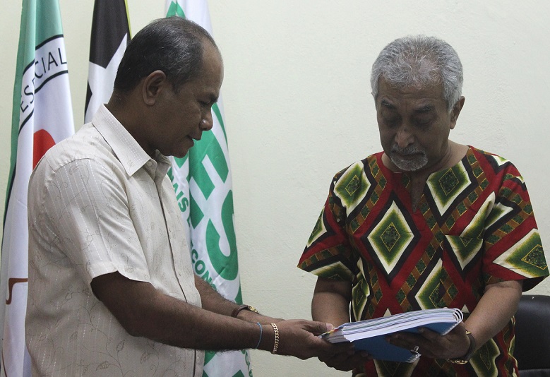Provedor Entrega Relatoriu Inisiu Monitorizasaun Ba Projetu Alargamentu Estrada no Projetu Irigasaun no Barazen Tono Iha RAEOA Ba Prezidente Dr. Mari Alkatiri