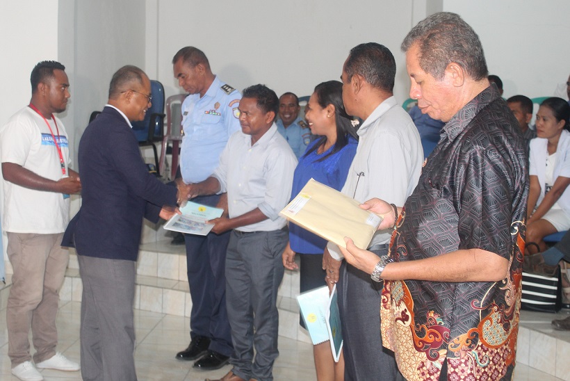 PDHJ entrega relatoriu monitorizasaun EA ba autoridade RAEOA